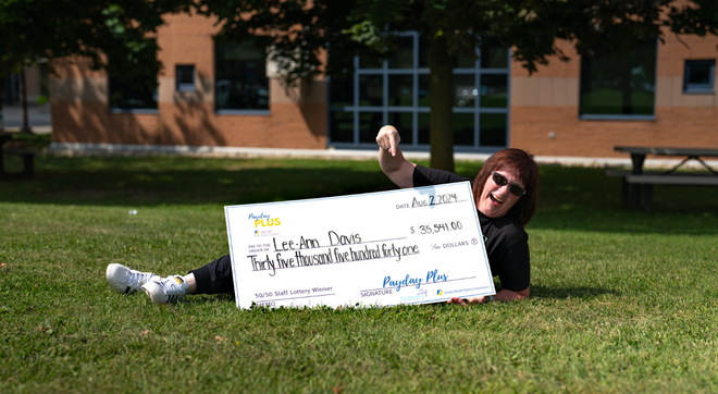 Lee-Ann Davis with Winning Cheque