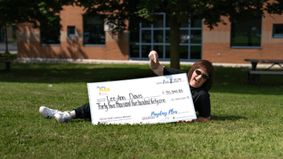 Lee-Ann Davis with Winning Cheque